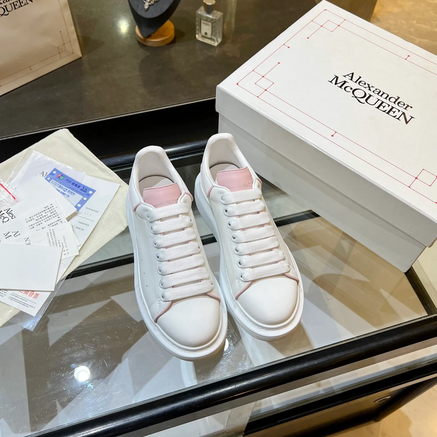 👟👟Ex-factory price 480👟👟 Men's size +10 High-quality upgraded version🔥Real shot of Alexander McQUEEN (McQueen)🎉The highest quality silk cowhide version on the market🎊, imported water-dyed sheepskin inside, counter 1:1 replica, star style T stage catwalk, a must-have for fashionistas , the original high-temperature and ultra-clear air compressor logo on the foot, absolutely counter-matched version, the arc of the back bag is truly genuine 0⃣️ difference, using an exclusive privately molded double-layer vacuum outsole, which is light on the foot and has excellent rebound! Running🏃✈️The first choice item for outdoor sports💅💅Trend and fashion coexist📣 Women’s style: 35-39, Men’s style: 39-44